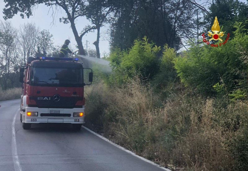 Sterpaglie a fuoco vicino al palasport, ore di apprensione a Monsampolo