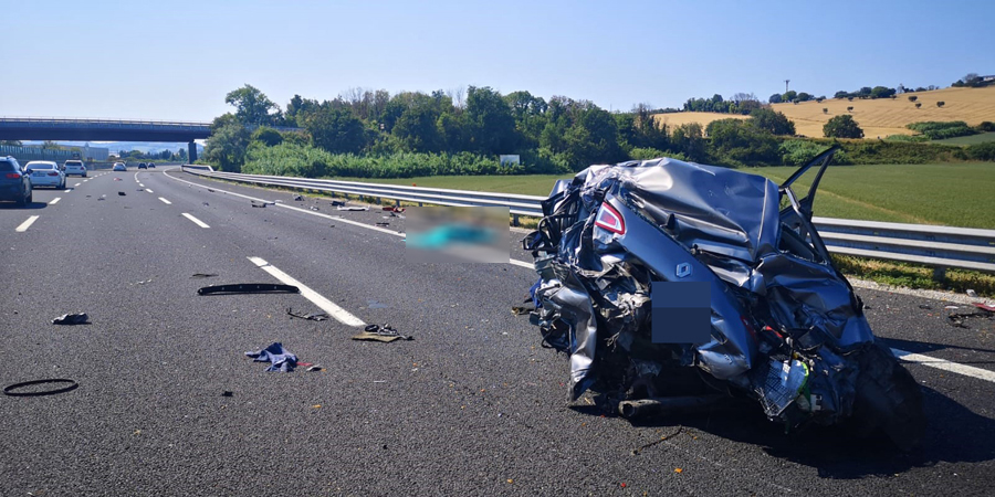 Pauroso incidente sull’A14: coinvolti camion e auto, morta una donna <span> (Video e foto)