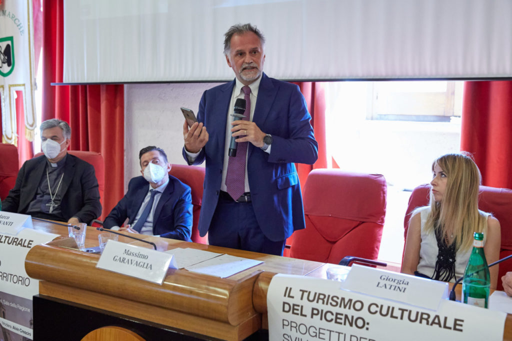 Il ministro Garavaglia ad Ascoli infonde fiducia al turismo locale: «Le aree interne? Luoghi  “intimi” e di pace proprio per la carenza di infrastrutture» <span> (Video e foto)