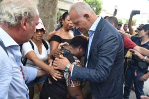 Il sindaco incontra la vedova di Alika: «Charity non verrà lasciata sola, proclameremo il lutto cittadino» (Video e foto)