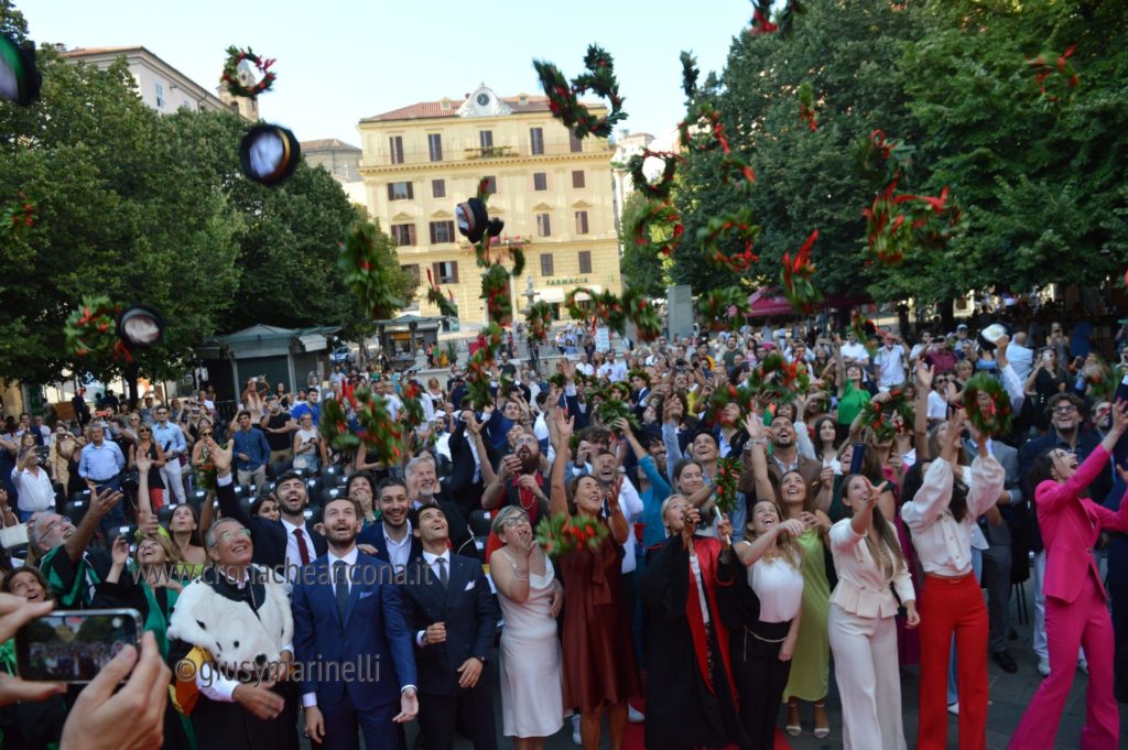 La festa dei laureati Univpm, il rettore: «Restituite con il massimo dell’impegno le opportunità ricevute dall’Ateneo» <span> (Foto e video)