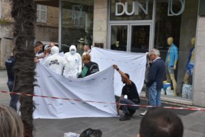 Violenta aggressione sul Corso, uomo ucciso a bastonate (Foto e video)