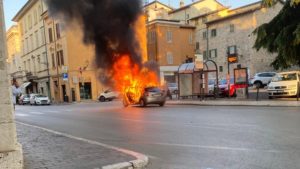 Auto a fuoco davanti al Tribunale <span> (Video e foto)