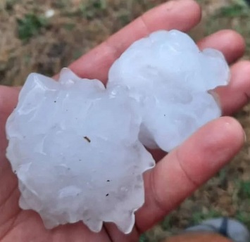Grandine da record su Ascoli e dintorni: chicchi come noci, paura e danni ingenti <span> (Video e foto)