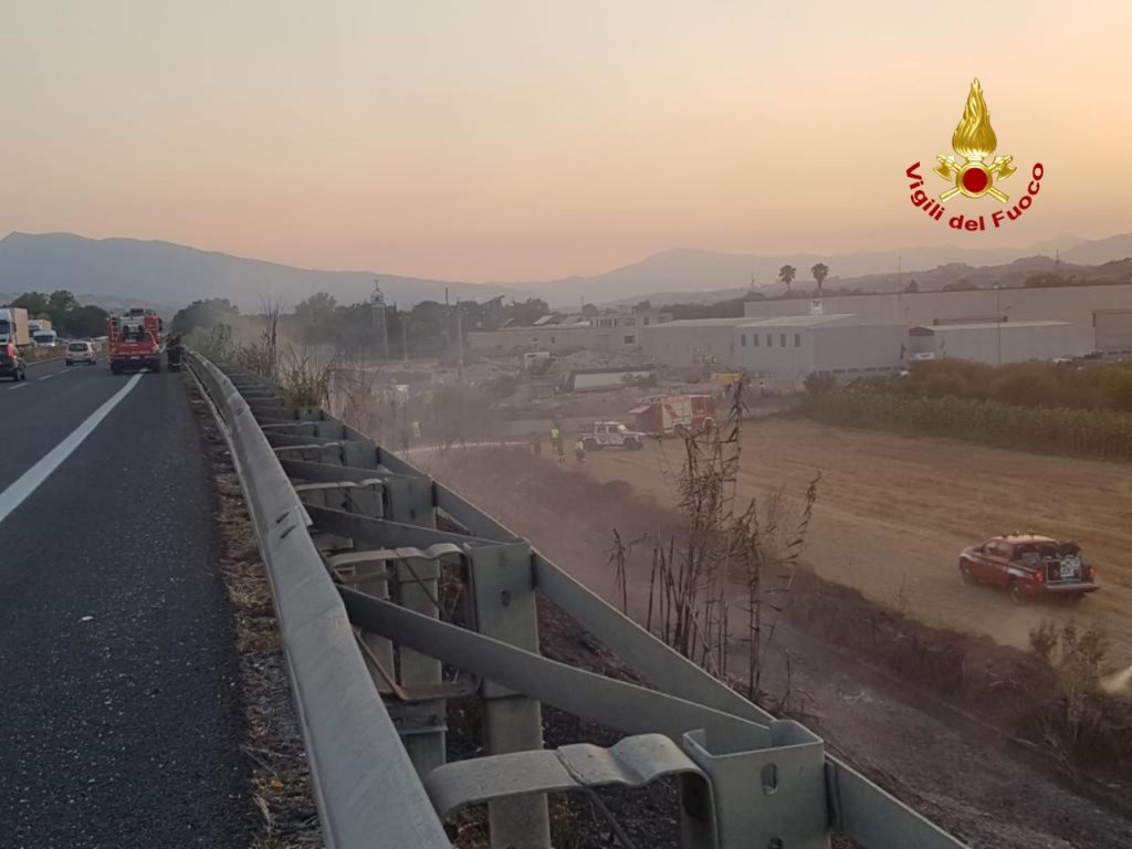 La furia del fuoco non si placa in superstrada: pompieri al lavoro e auto in coda <span> (Video e foto)