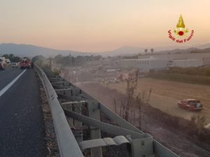 La furia del fuoco non si placa in superstrada: pompieri al lavoro e auto in coda <span> (Video e foto)