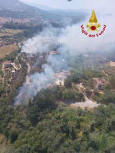 Caldo infernale, altro incendio: brucia Vallevenere, due case evacuate <span> (Video e foto)