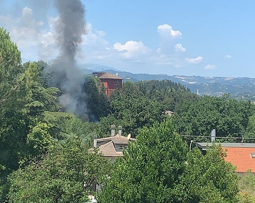 Uno scoppio, poi fiamme e fumo a Villa Pigna: intervengono i Vigili del fuoco