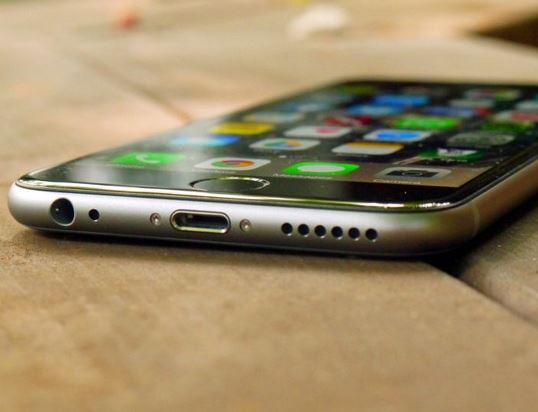 Ruba l’iPhone di una cameriera: rintracciata con l’app “Dov’è”, 65enne denunciata