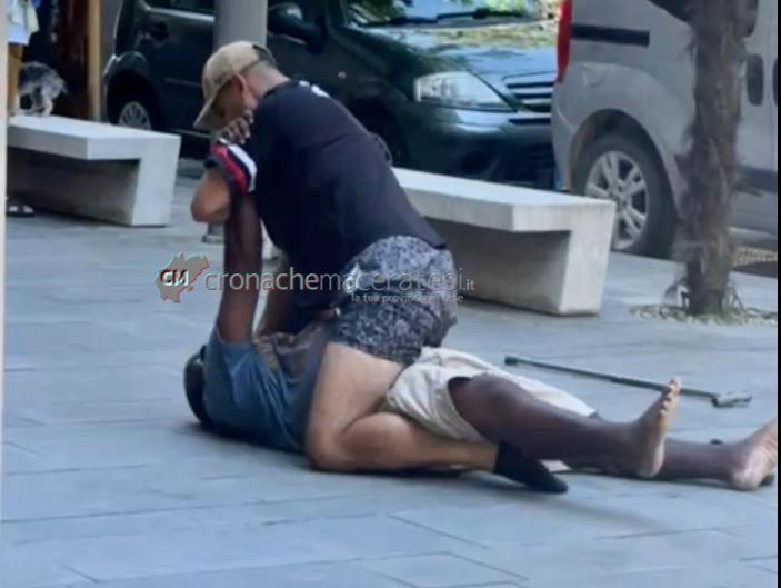 Il delitto sul Corso: lo ha inseguito e buttato a terra, poi gli si è seduto sopra e l’ha ucciso