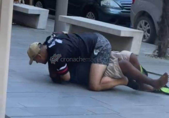 L’omicidio di Civitanova: parla Elena, la compagna di Ferlazzo: «Ero in un negozio, sennò l’avrei fermato, evento fuori controllo per la sua malattia»