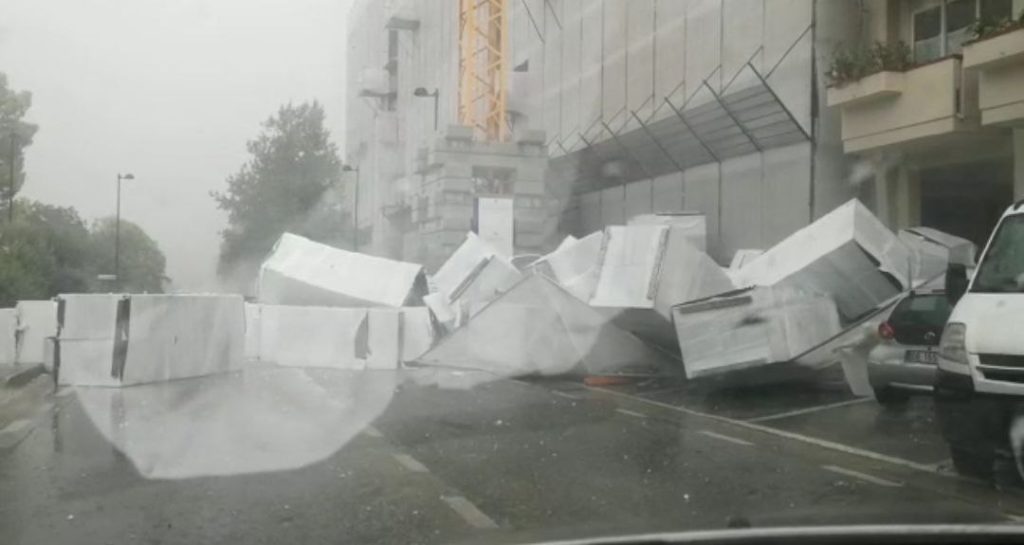 Paura durante la grandinata: a scuola si spaccano i lucernari, cade materiale dai cantieri <span> (Il video) </span>