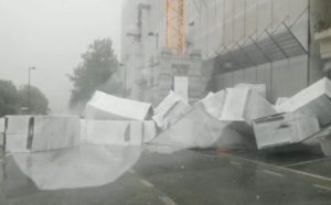 Paura durante la grandinata: a scuola si spaccano i lucernari, cade materiale dai cantieri <span> (Il video) </span>