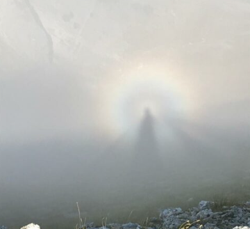 Tre amici “catturano” lo spettro di Brocken durante l’escursione sul Monte Bove<br> «Siamo stati fortunatissimi»