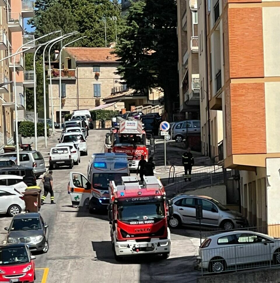 Due volte precipita dal balcone, due volte finisce su quello di sotto