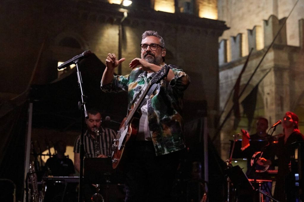 Brunori, il concerto è una meraviglia: la piazza canta e si commuove <span> (Foto e video) </span>
