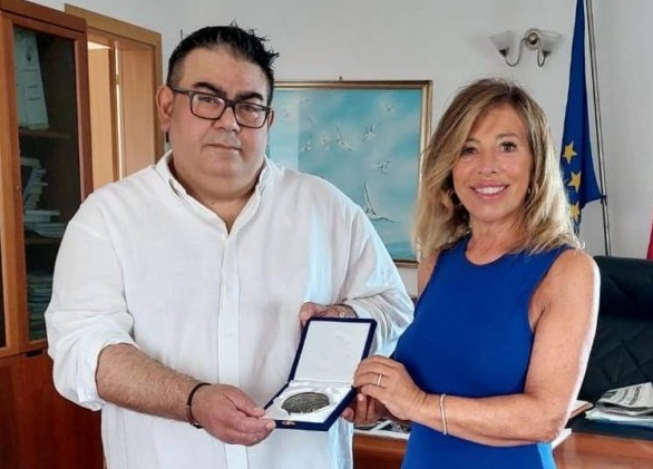 Trova un portafogli con 1.000 euro e lo restituisce: il sindaco lo premia