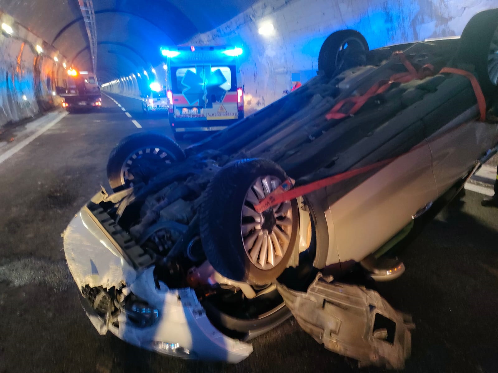 Auto si ribalta in galleria: due donne soccorse in A14