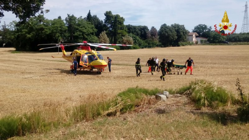 Tremendo schianto sulla Piceno Aprutina: tre feriti, uno a Torrette con l’eliambulanza Tremendo schianto sulla Piceno Aprutina: tre feriti, uno a Torrette con l’eliambulanza