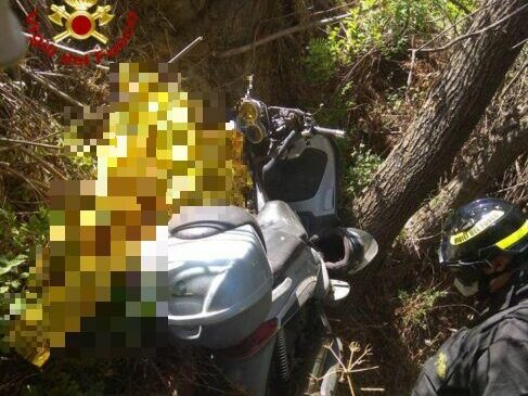 Con lo scooter contro un albero, muore un cinquatenne