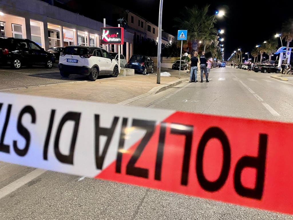 Perde il controllo dello scooter, si schianta contro un palo e muore