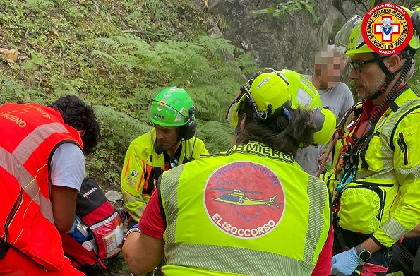 A Tallacano una 70enne cade e scivola nella scarpata: trasferita al “Torrette” in eliambulanza A Tallacano una 70enne cade e scivola nella scarpata: trasferita al “Torrette” in eliambulanza