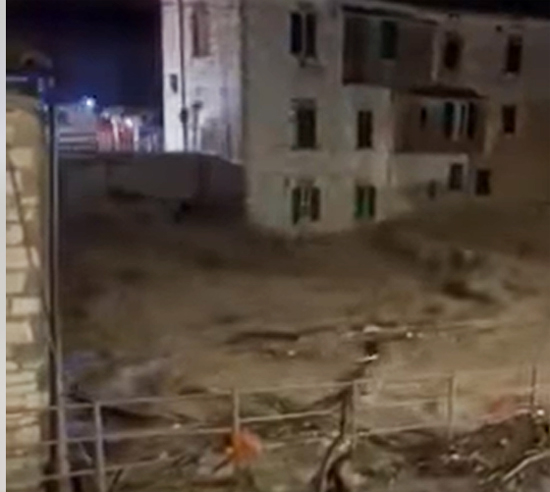 Alluvione, l’ondata di piena del Misa spaventa Senigallia: scuole chiuse in diverse città (Foto e video)
