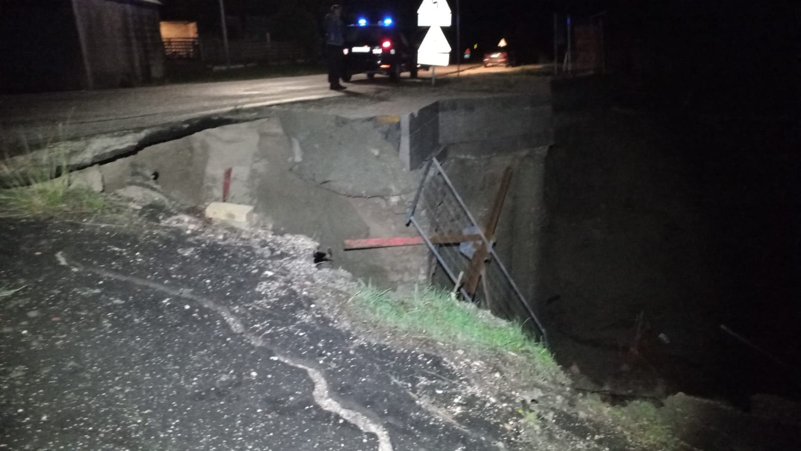 Alluvione, otto morti: tra i dispersi un bambino, salva la mamma