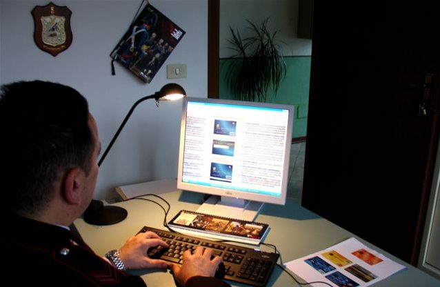 «Lei possiede filmati pedopornografici»: finto avvocato estorce 500 euro, scoperto e denunciato