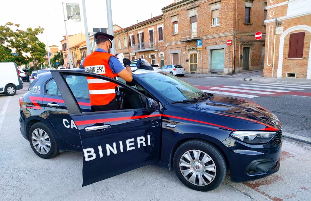 Si fingeva poliziotto per adescare donne, poi chiedeva foto osè e le ricattava: 56enne ai domiciliari