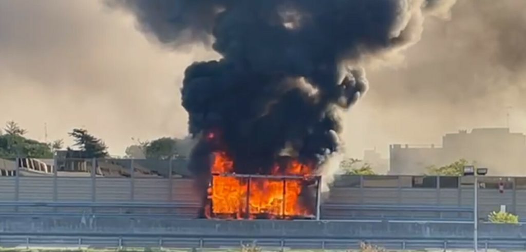 Incendio sulla A14: brucia rimorchio di un autotreno <span> (Video e foto)