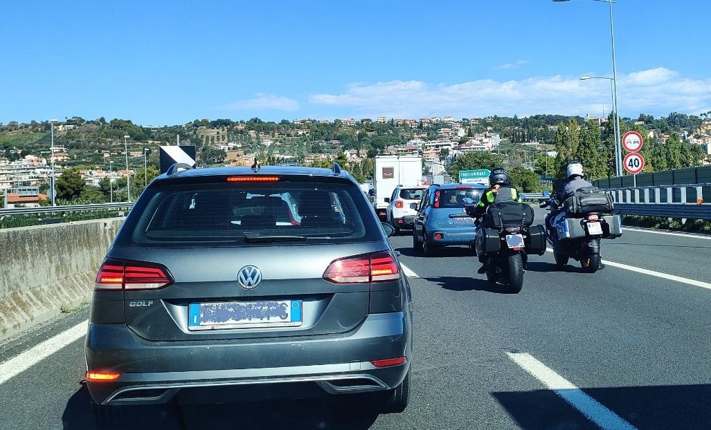 Accusa un malore e si ferma sulla corsia di sorpasso: caos sulla A14, 8 km di coda, ambulanze bloccate, poi ci pensa “Icaro”