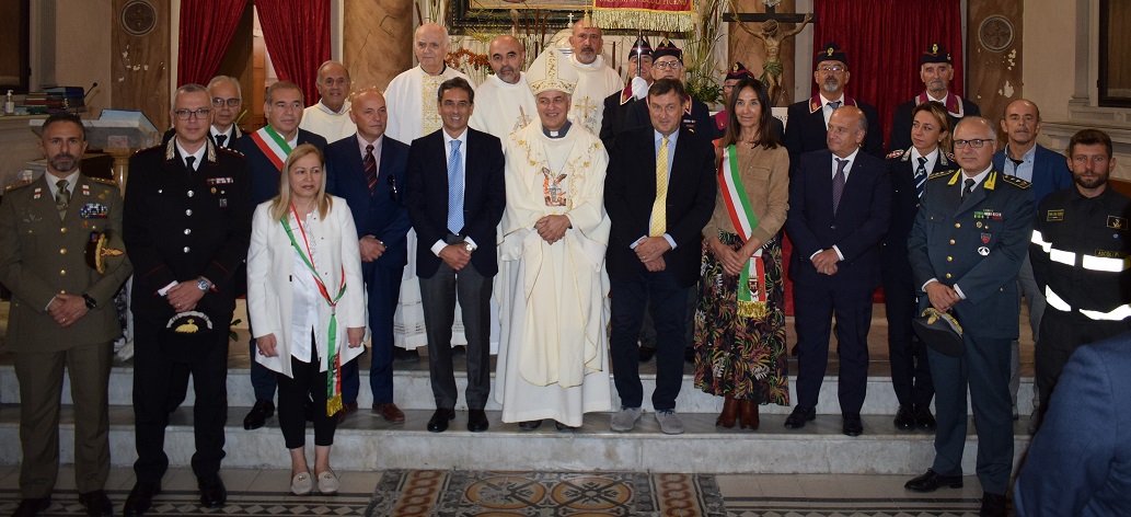 Uno stuolo di autorità alla messa per San Michele Arcangelo patrono della Polizia