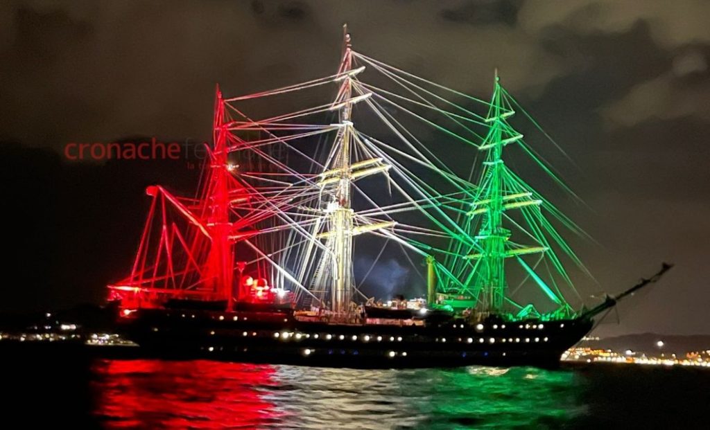 Squilli di tromba, passa l’Amerigo Vespucci illuminata col tricolore <span>(Video e foto)