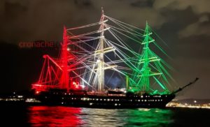 Squilli di tromba, passa l’Amerigo Vespucci illuminata col tricolore <span>(Video e foto) Squilli di tromba, passa l’Amerigo Vespucci illuminata col tricolore <span>(Video e foto)
