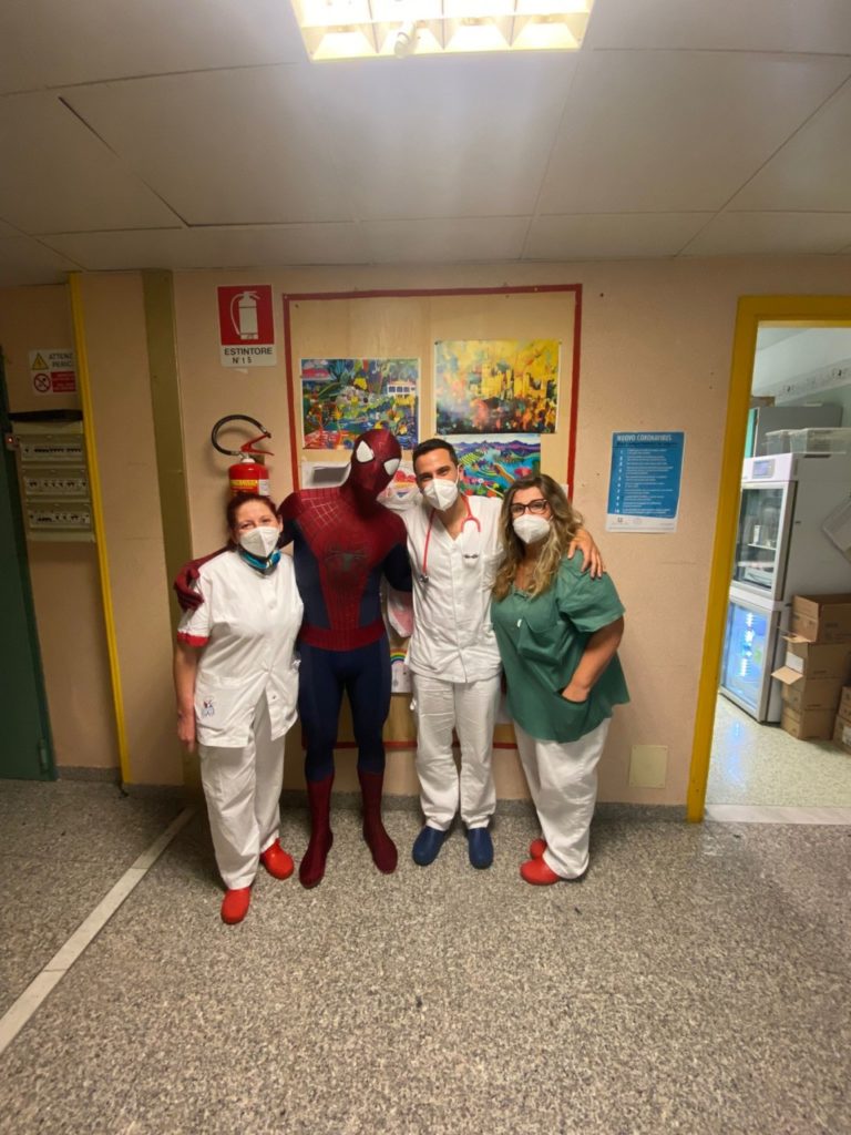 Spider-Man torna tra i bambini del “Mazzoni”: il sorriso fa bene al cuore <span> (Il video) </span>