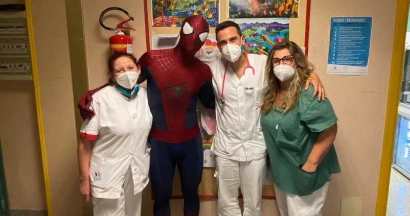 Spider-Man torna tra i bambini del “Mazzoni”: il sorriso fa bene al cuore <span> (Il video) </span>