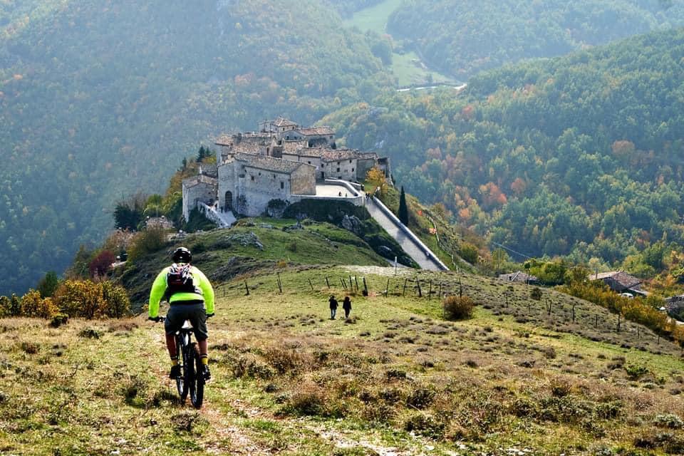 Passione bici, scopri la nostra regione con i percorsi di Marche Bike Tour. Il 23 e 30 ottobre visita a Canfaito Passione bici, scopri la nostra regione con i percorsi di Marche Bike Tour. Il 23 e 30 ottobre visita a Canfaito