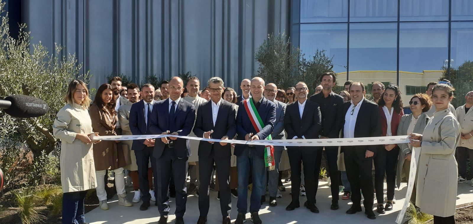 Fendi, inaugurato il polo produttivo a Fermo: «Creatività e innovazione per il territorio»