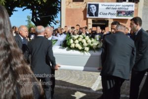 «Vivremo per sempre del tuo sorriso»: il grande abbraccio a Noemi, morta nell’alluvione a 17 anni (Video e foto)