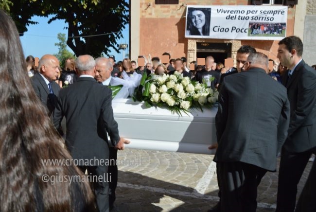 «Vivremo per sempre del tuo sorriso»: il grande abbraccio a Noemi, morta nell’alluvione a 17 anni (Video e foto)