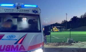 Auto piomba nel burrone, conducente soccorso e trasferito in eliambulanza a Torrette