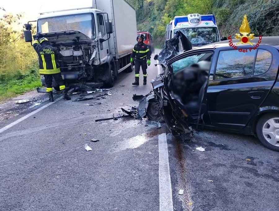 Schianto tra auto e camion, due feriti: una 29enne trasportata al “Torrette”
