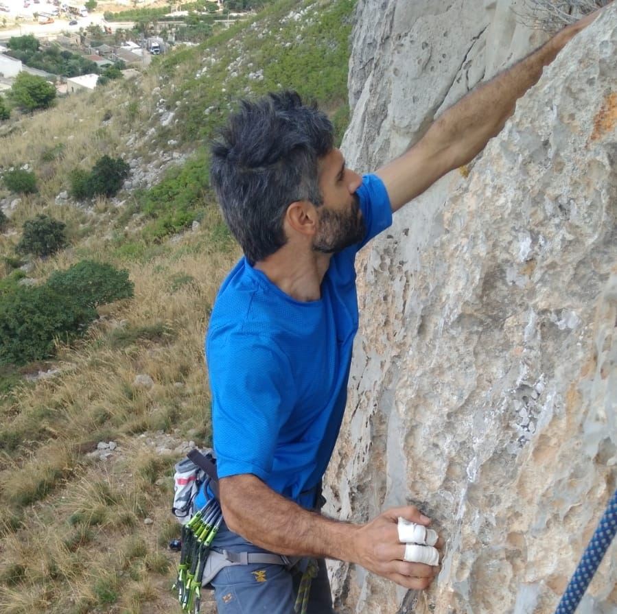 Investiti da una pioggia di sassi: muore alpinista di 37 anni, salva la compagna di arrampicata