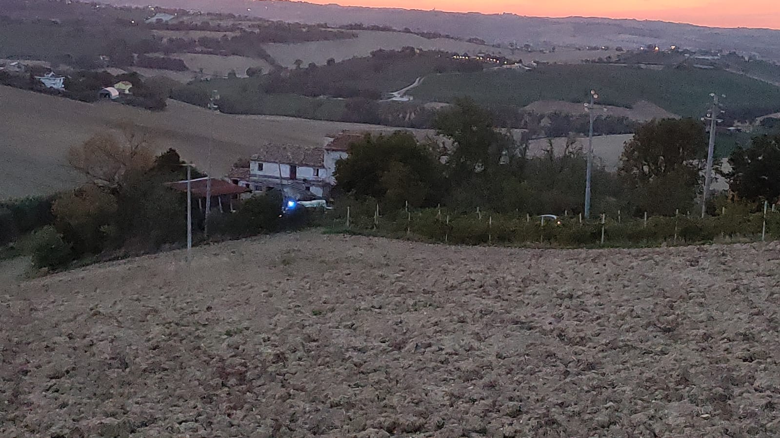 Schiacciato da un trattore, 27enne muore mentre lavora in un campo