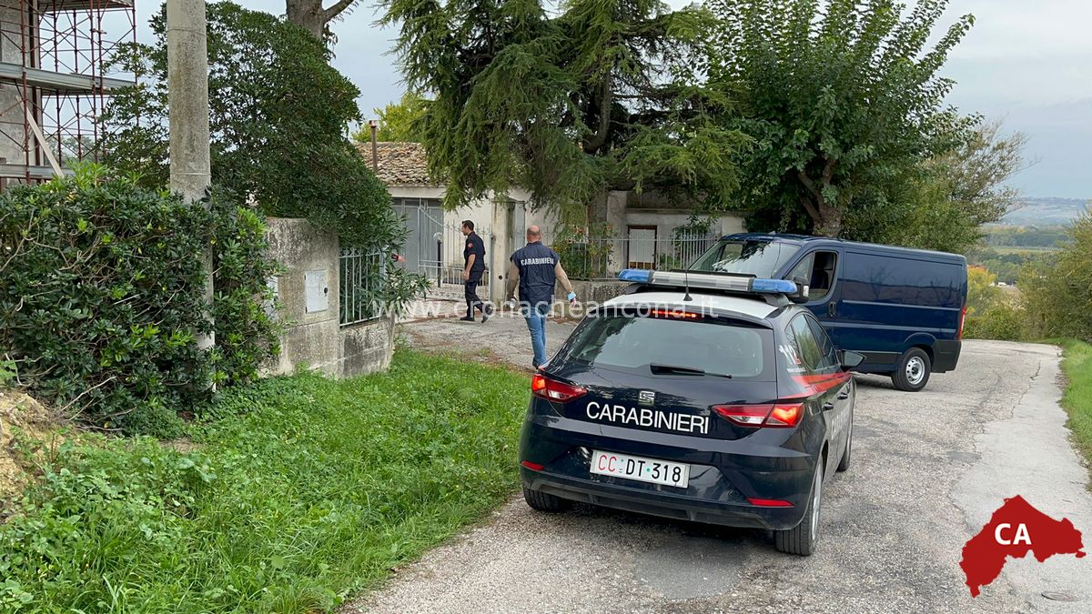 Muore soffocata in casa: il marito portato in caserma (Video e foto)