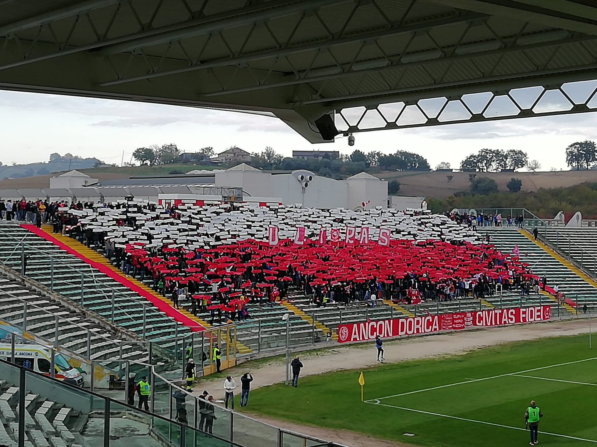 Lancio di fumogeni in campo: denuncia e daspo per due tifosi