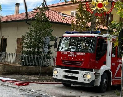 Fiamme nell’appartamento: la cucina è fuori uso e diventa off limits
