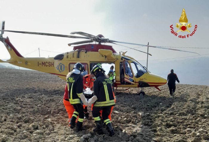Auto in una scarpata lungo la Valdaso: grave un 30enne trasportato a Torrette con l’eliambulanza