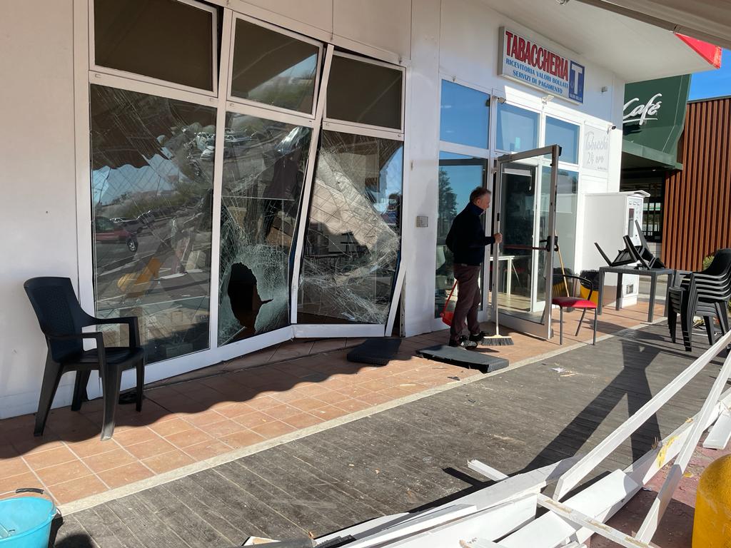 L’auto non frena e finisce contro la vetrata di un bar <span> (Video e foto)